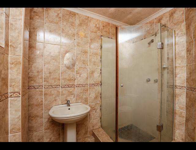 2 BEDROOM FLAT FOR SALE IN OVERPORT
